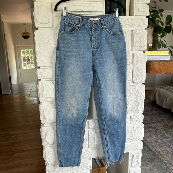 Levi’s Premium Mom Jean Straight Tapered Leg Raw Hem Medium Wash Denim Sz 26 - Picture 5 of 11